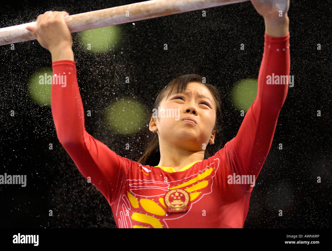 DTB-Pokal 2007 Stuttgart Zhou ZHUORU, China, Vorbereitung Stufenbarren mit Magnesia, Stuttgart, Deutschland Stockfoto