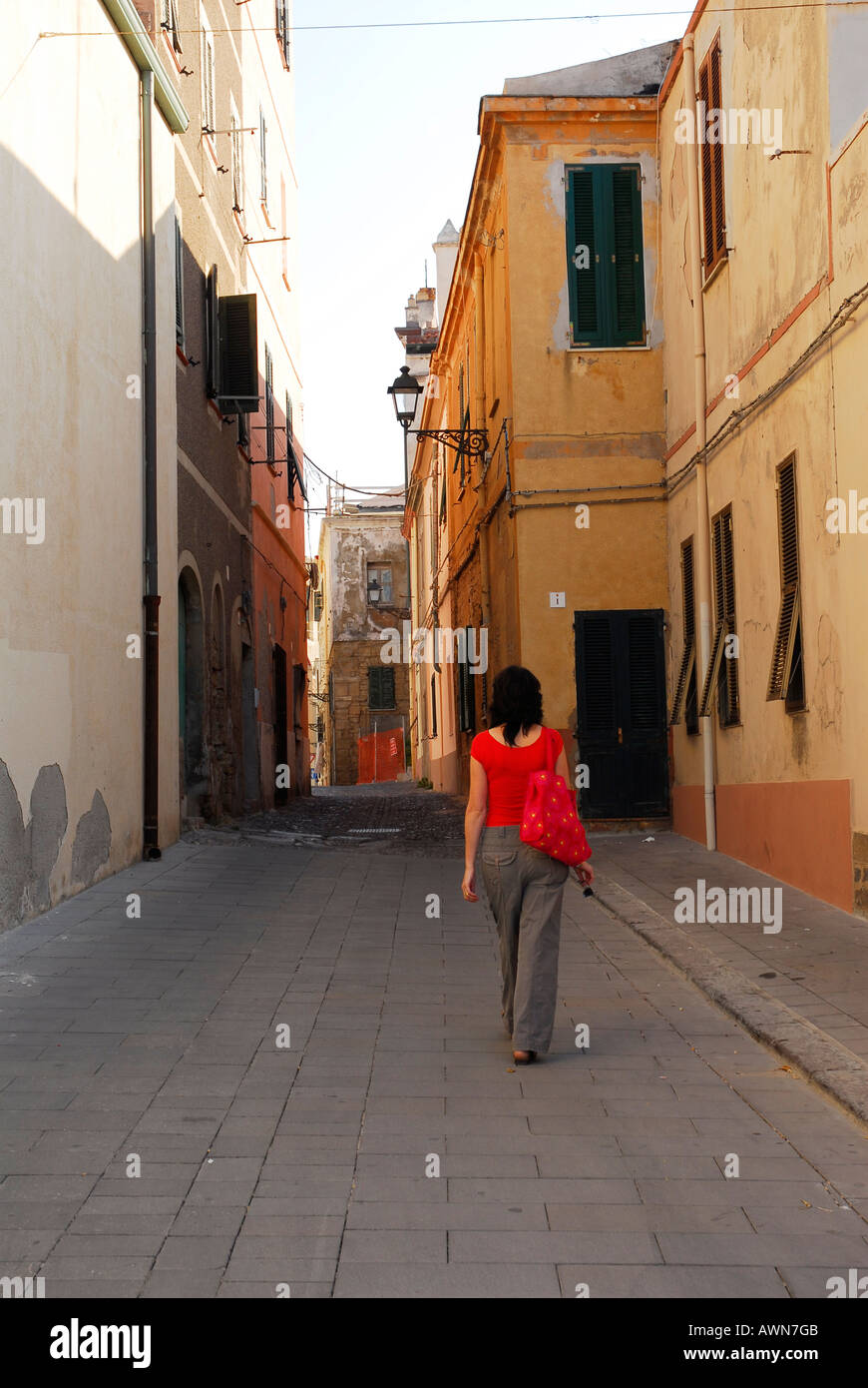 Frauen allein zu Fuß rund um Alghero Street, Sardinien Stockfoto