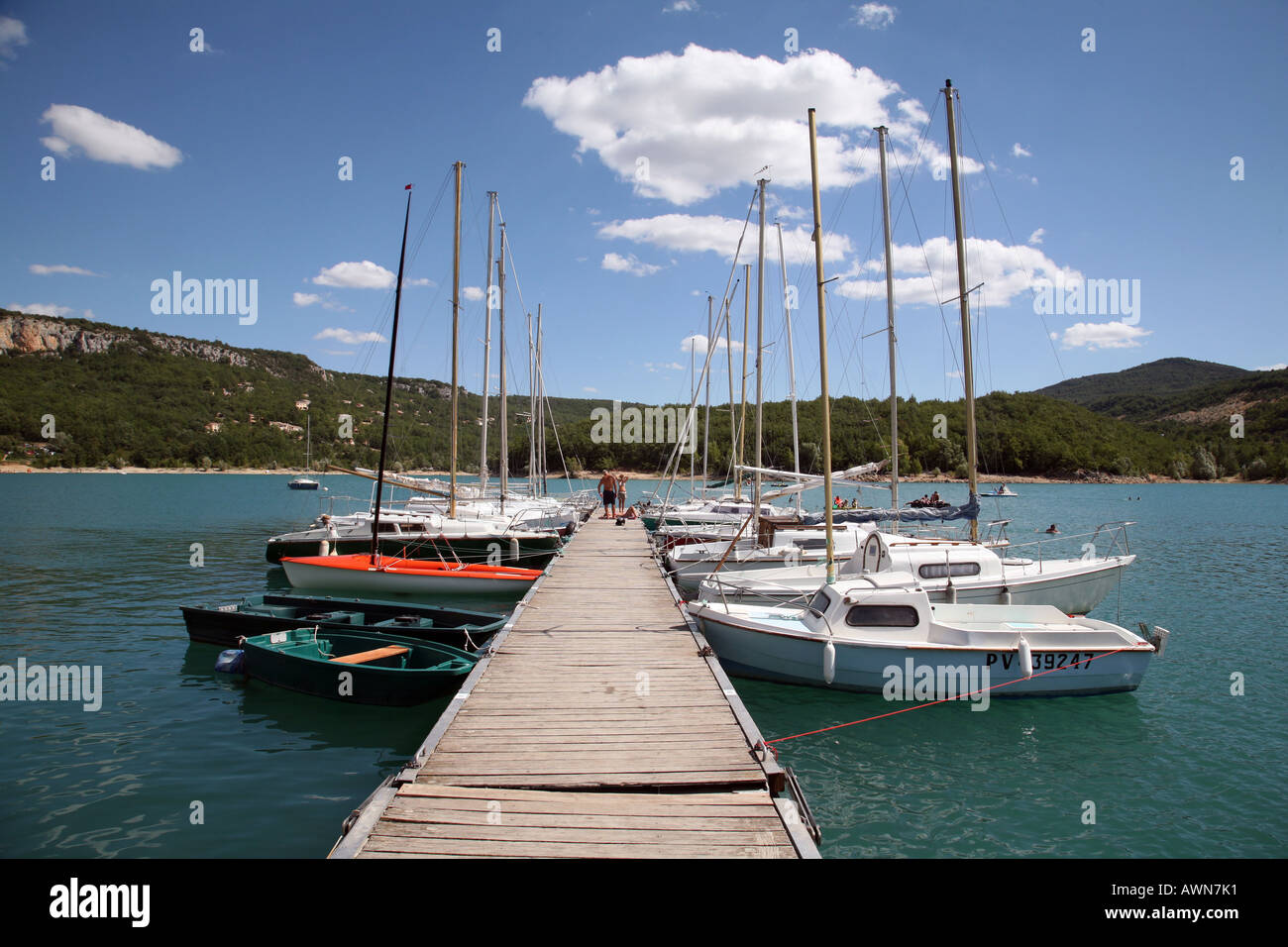 Boote vertäut am Rande der See, Lac de Sainte Croix, Cote d ' Azur, Frankreich Europa Stockfoto