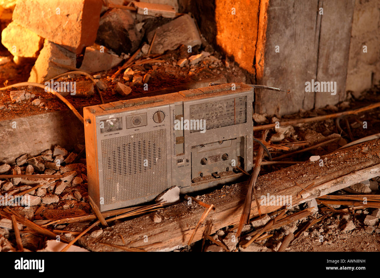 Tragbares Radio auf einer Baustelle, umgeben von Bauschutt Stockfoto