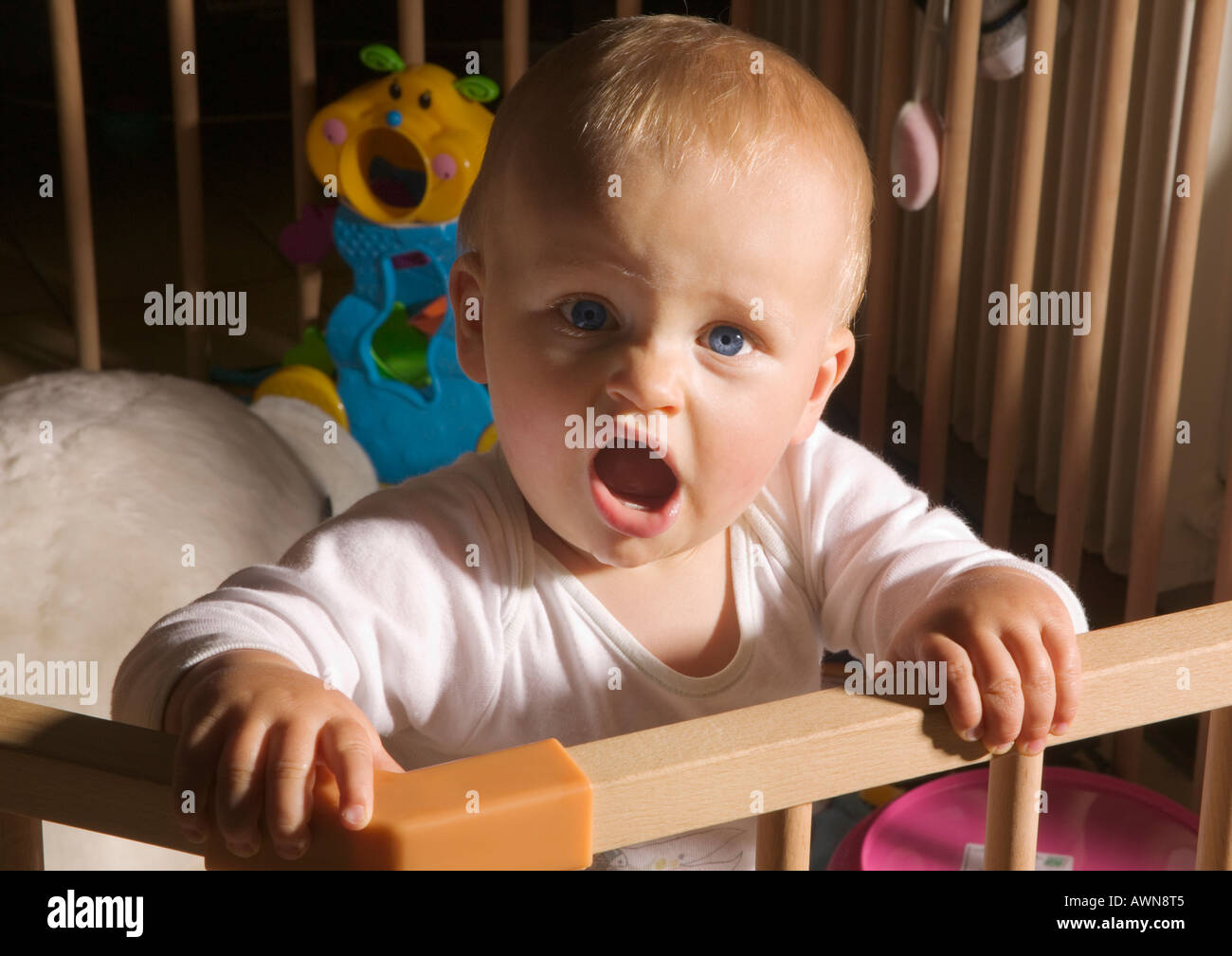 1 Jahr alt Baby junge im Laufstall animiert Stockfotografie - Alamy