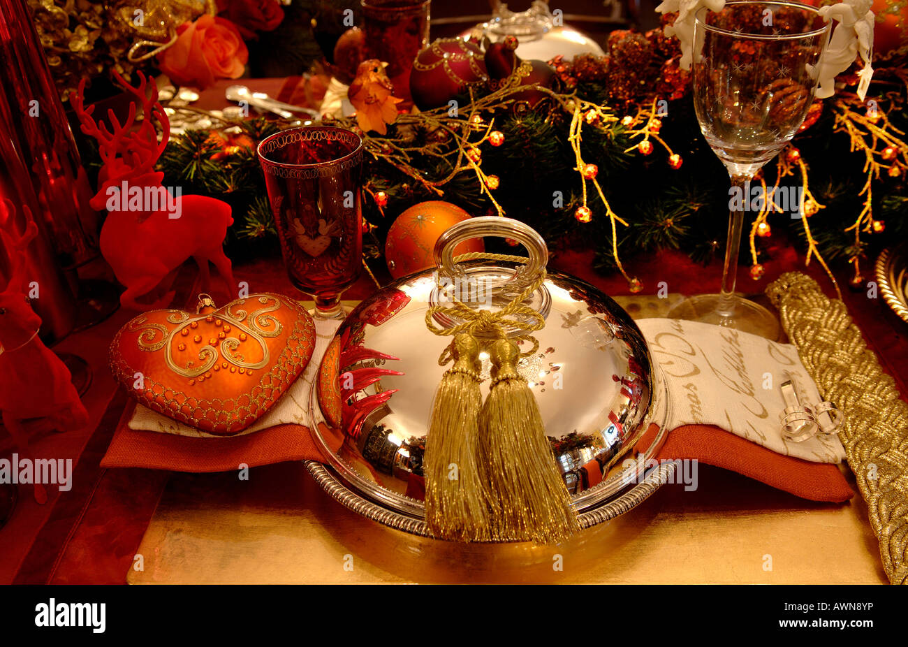 Weihnachten-Gedeck mit silbernen Tablett und Deckel, herzförmigen Schmuck, Glas und dekorative Rothirsch Stockfoto