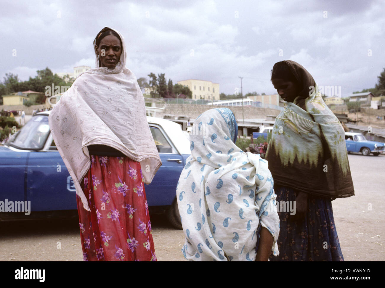 Frauen warten an einem Taxistand in Addis Abeba, Äthiopien Stockfoto