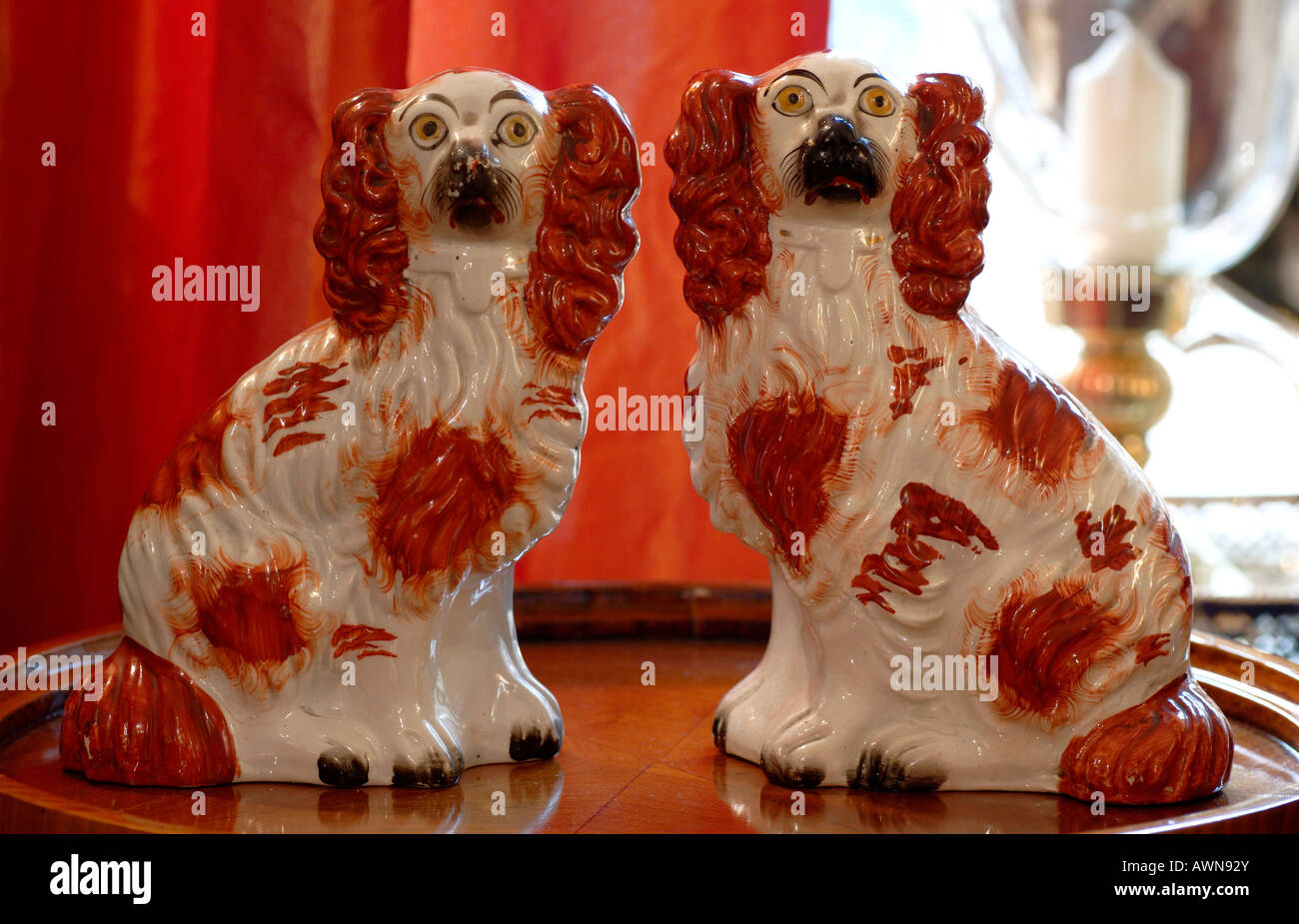 Zwei Cocker Spaniel Porzellanfiguren sitzen auf Silbertablett Stockfoto