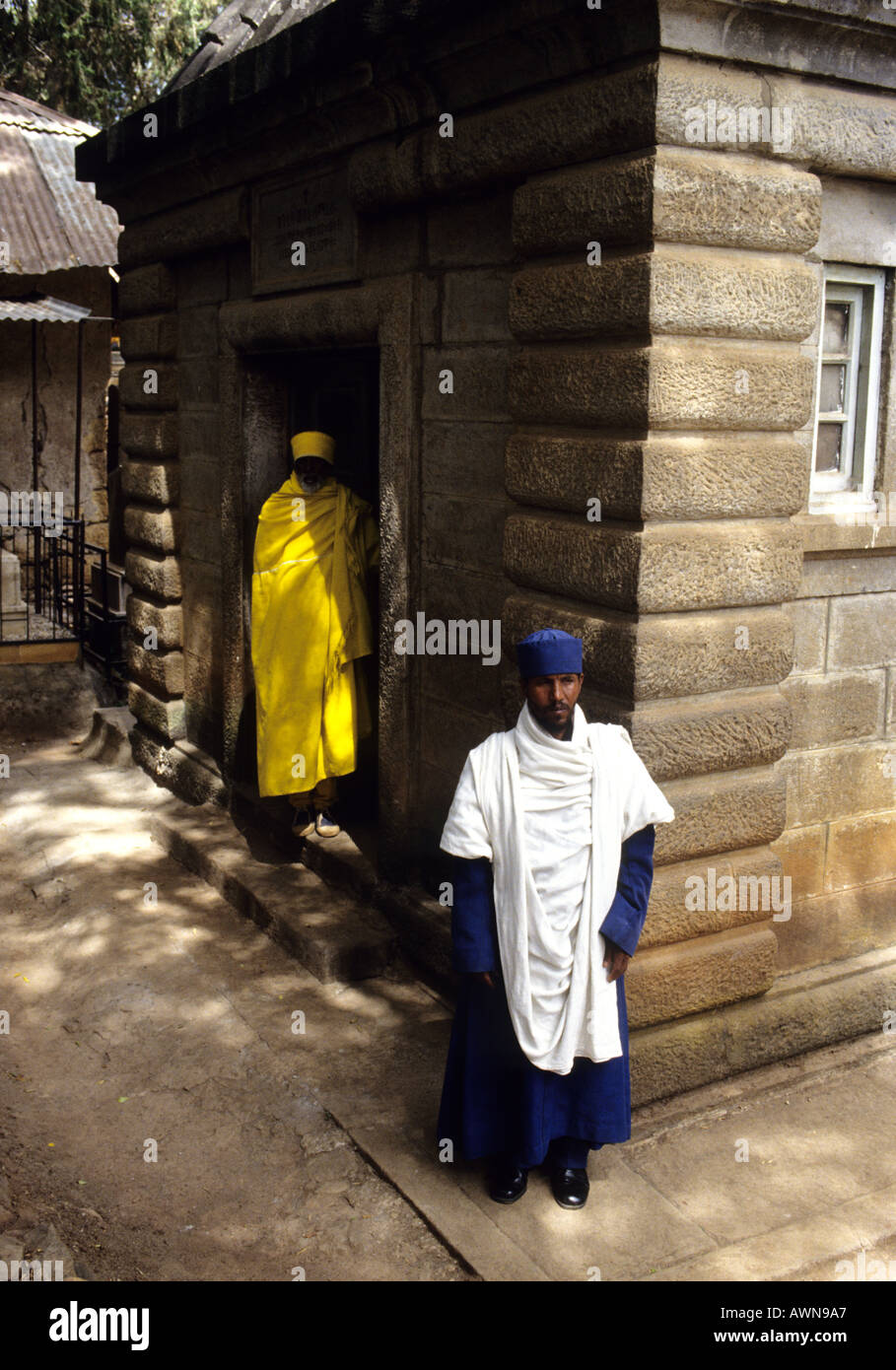 Klerus in bunten Gewändern zu leben, in den Gräbern ihrer Gönner in Addis Abeba Äthiopien Afrika Stockfoto