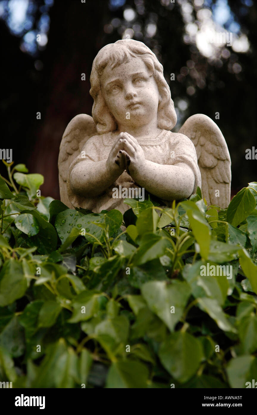 Statue eines betenden Engels auf einem Friedhof in Hurley, West Midlands, England, UK, Europa Stockfoto