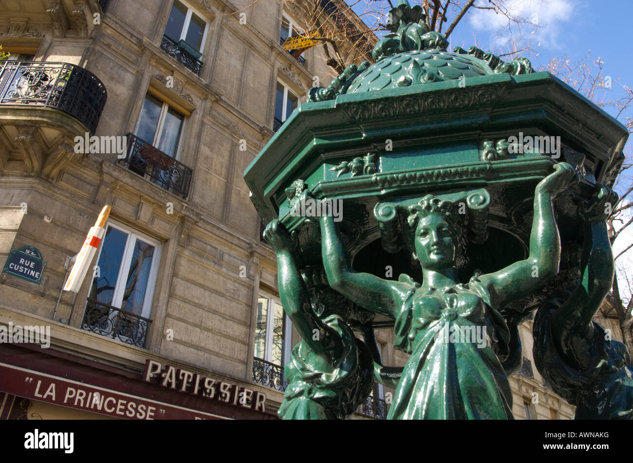 Frankreich Paris 18 Rue Custine Nahaufnahme von Brunnen Wallace mit traditionellen Gebäude und Patisserie bkgd Stockfoto