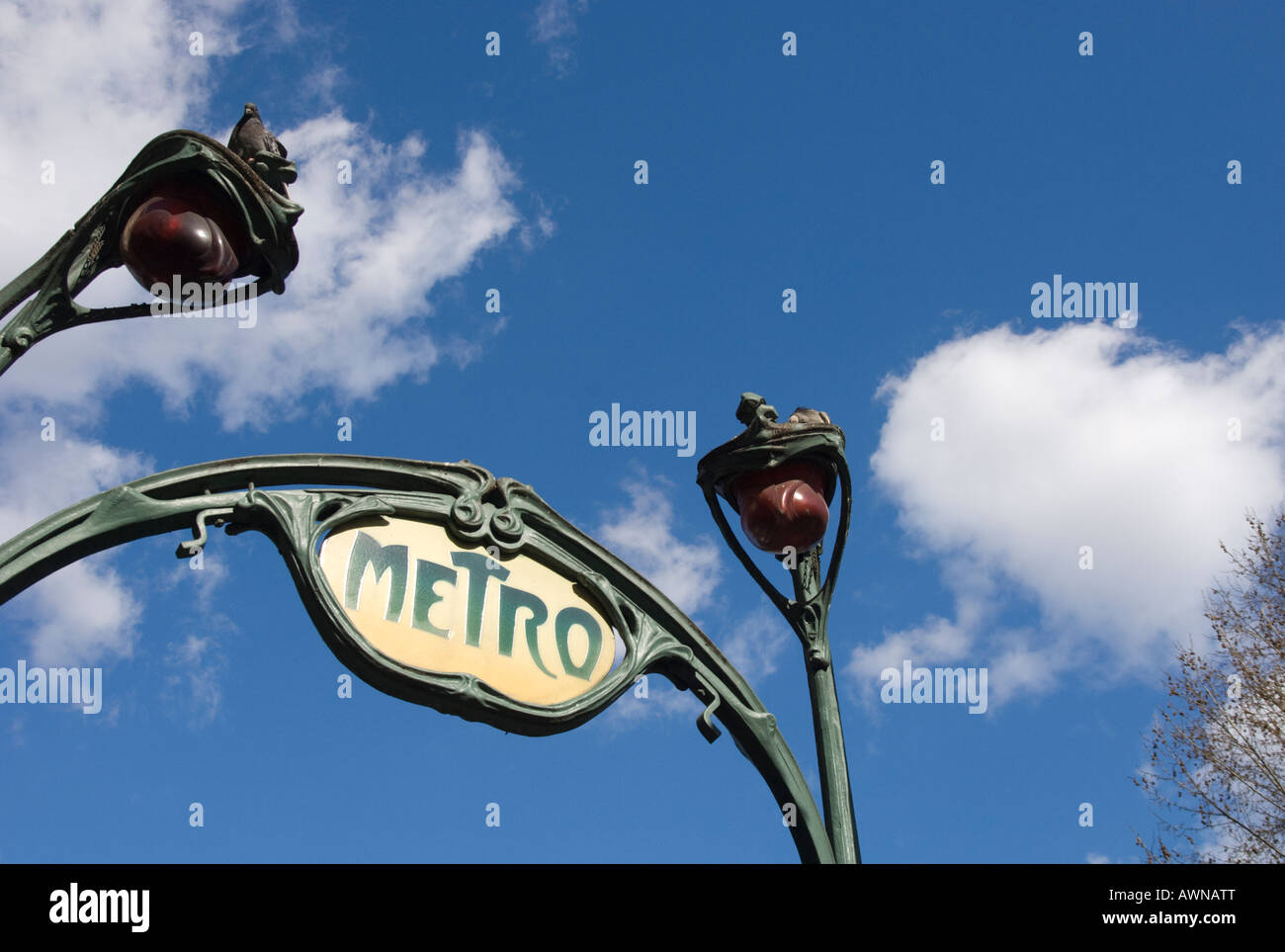 Frankreich Paris Metro-Station Nahaufnahme von traditionellen u-Bahn Schild am Eingang der Station mit blauen Himmel und leichte Wolken in bkgd Stockfoto