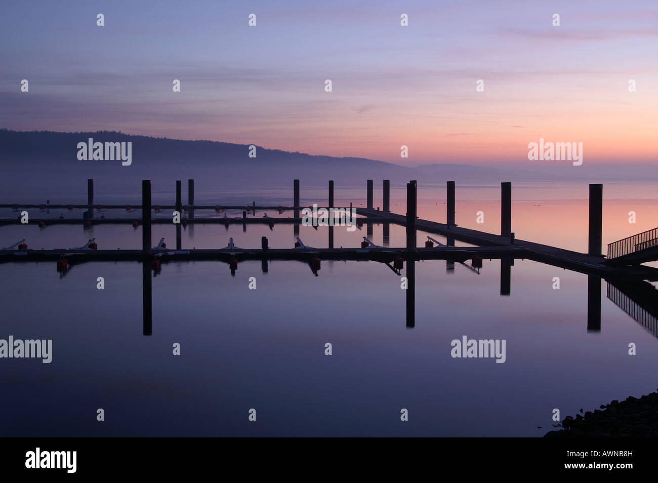 Bootssteg am Morgengrauen / Ankerplatz Im Sonneaufgang Brombachsee Stockfoto
