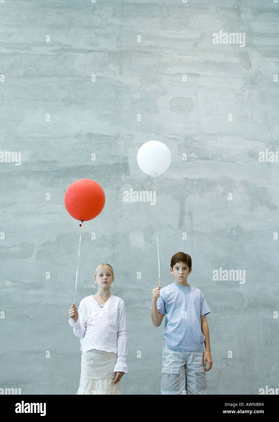 Zwei Kinder mit Luftballons Stockfoto