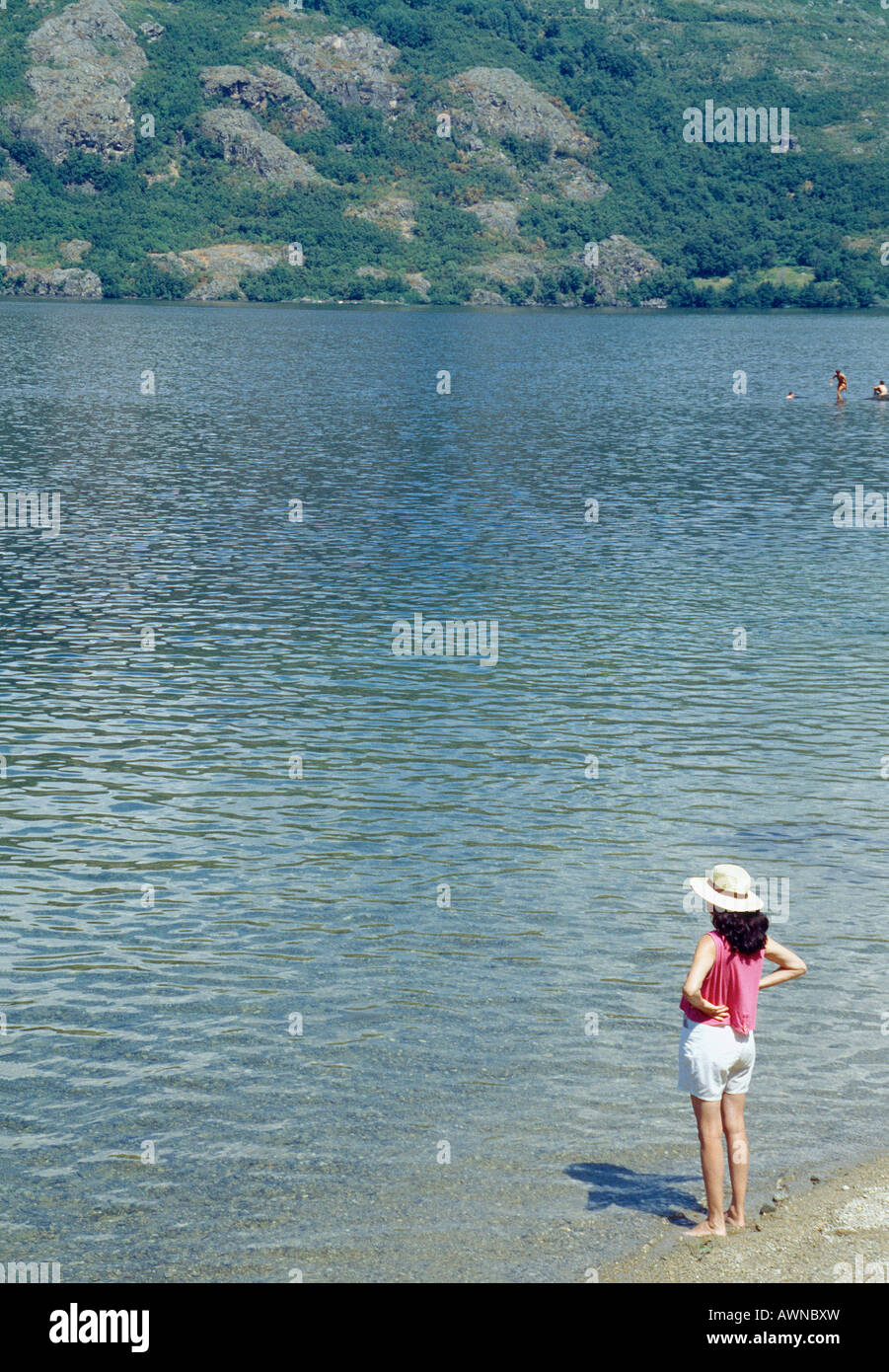 Junge Frau am Ufer Sees. See von Sanabria Naturschutzgebiet. Provinz Zamora. Kastilien-León. Spanien. Stockfoto