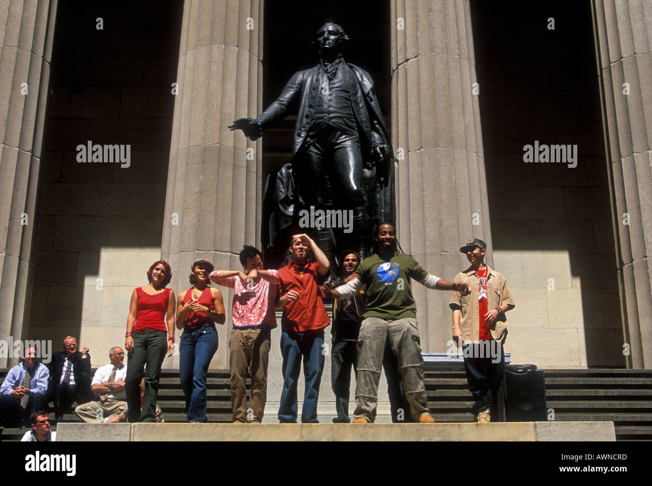 Menschen auf die Schritte der Federal Hall National Memorial, Statue von George Washington, Manhattan, New York City, New York, United States Stockfoto