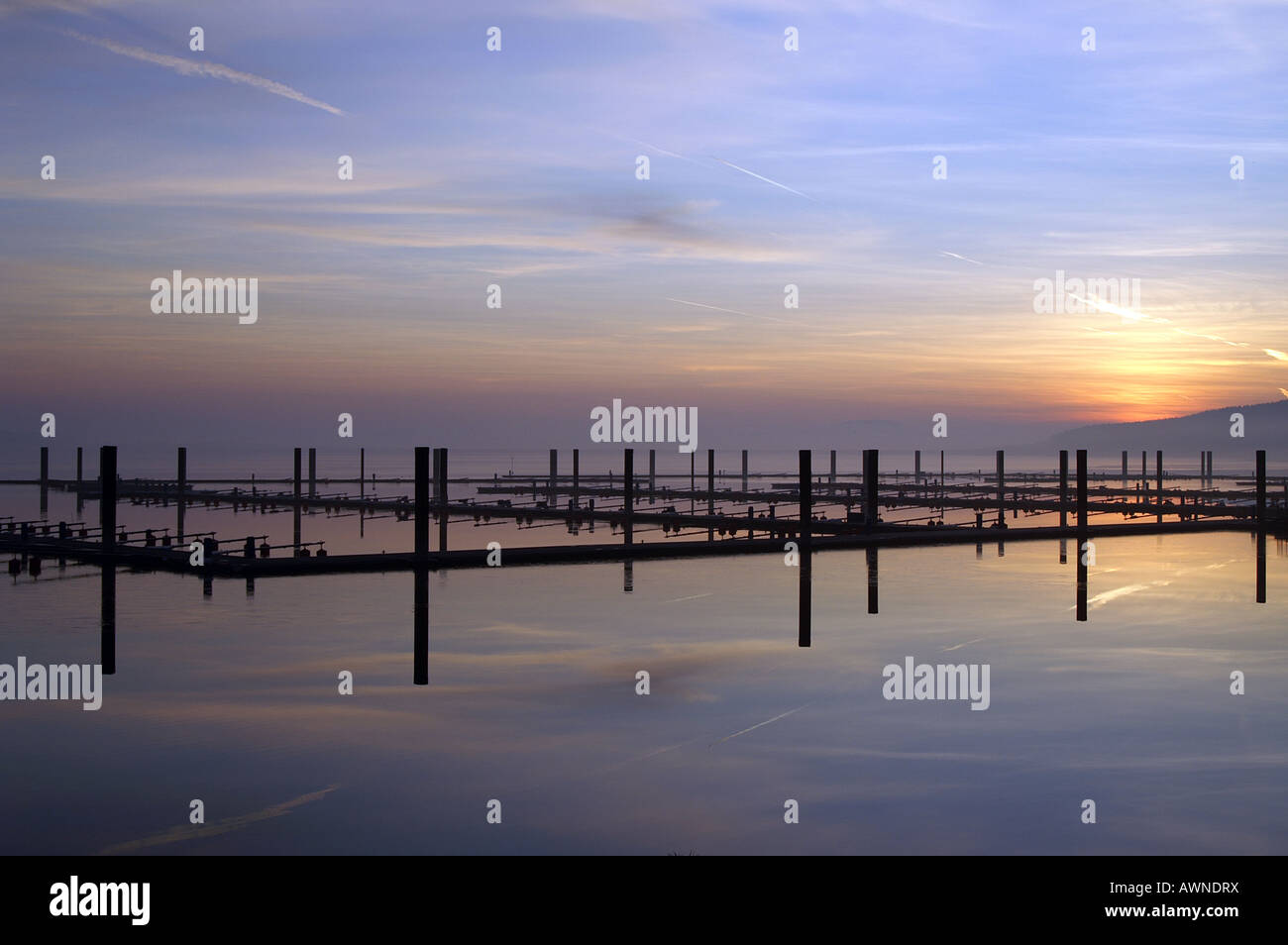 Bootssteg am Morgengrauen / Ankerplatz Im Sonneaufgang Brombachsee Stockfoto