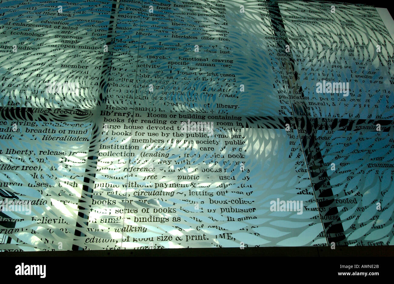 Wörter aus einem Wörterbuch an der Glaswand von einer inspirierenden solar powered Bibliothek Stockfoto