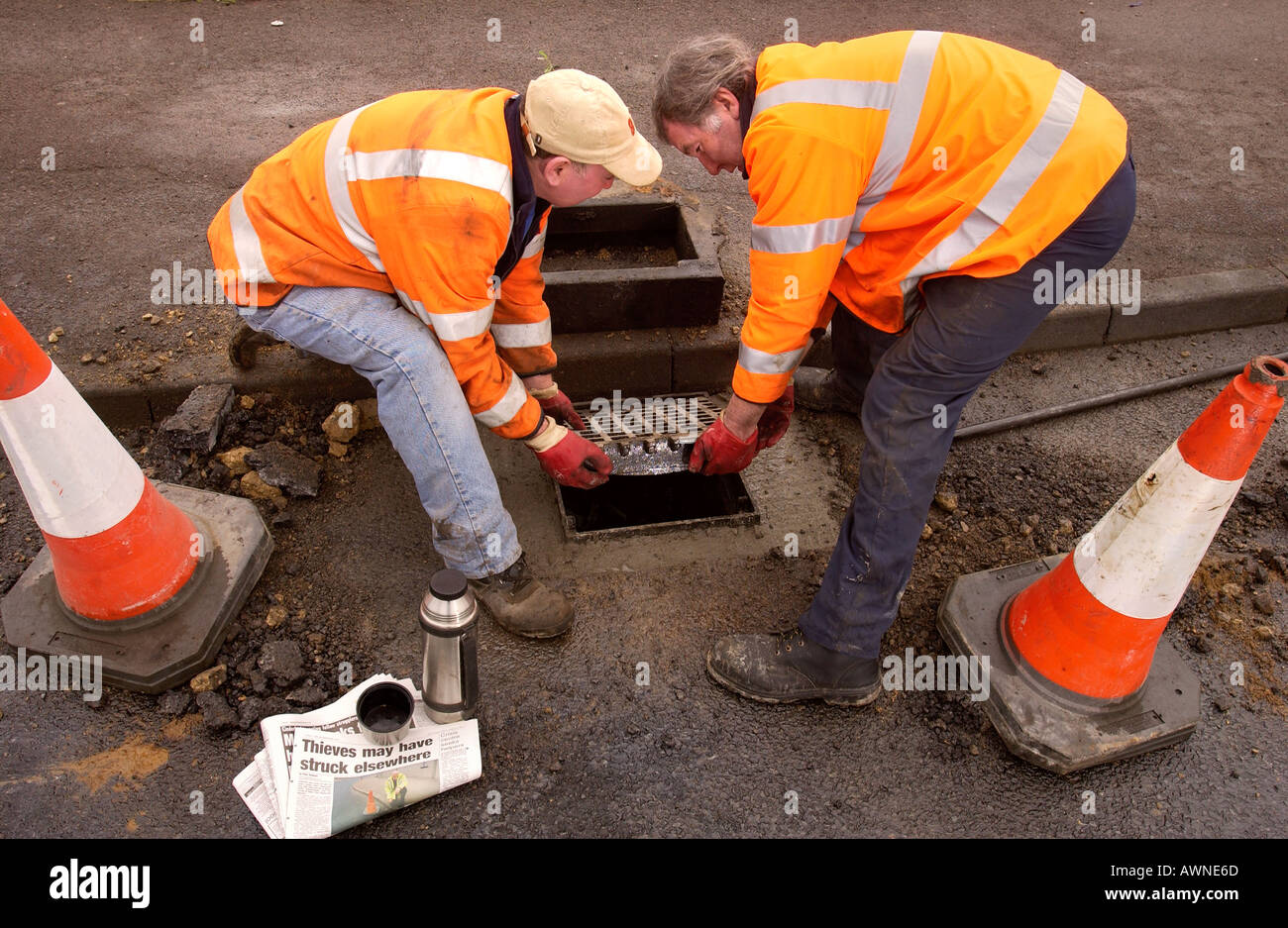 GLOUCESTER CITY COUNCIL ARBEITNEHMER ERSETZEN EINE ABFLUSS ABDECKUNG RE HOHEN PREIS SCHMIEDEARBEITEN FÜR SCHROTT MÄRZ 2004 Stockfoto