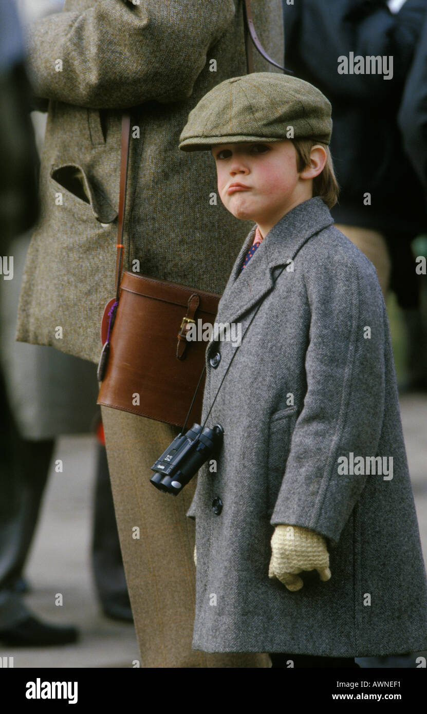 Wie Vater wie Sohn, ein kleiner Junge beim Grand National Pferderennen. Aintree Lancashire 1980s 1986 UK. HOMER SYKES Stockfoto