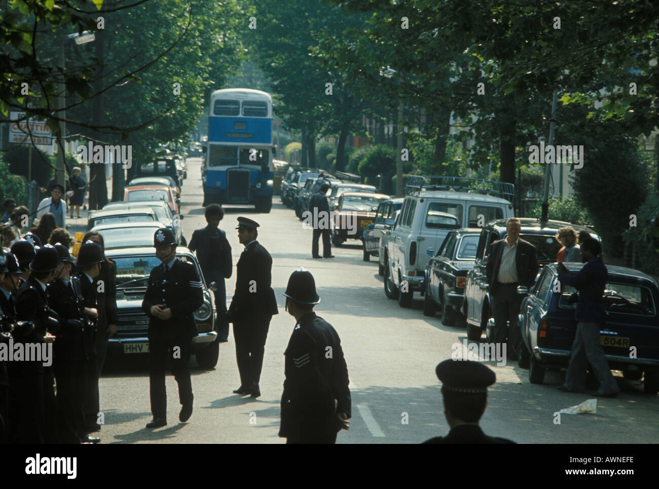 Grunwick Streik North London 1977, ankommen Arbeitskampfmaßnahmen Streikbrecher in einem Bus durch die Streikposten HOMER SYKES gehen Stockfoto