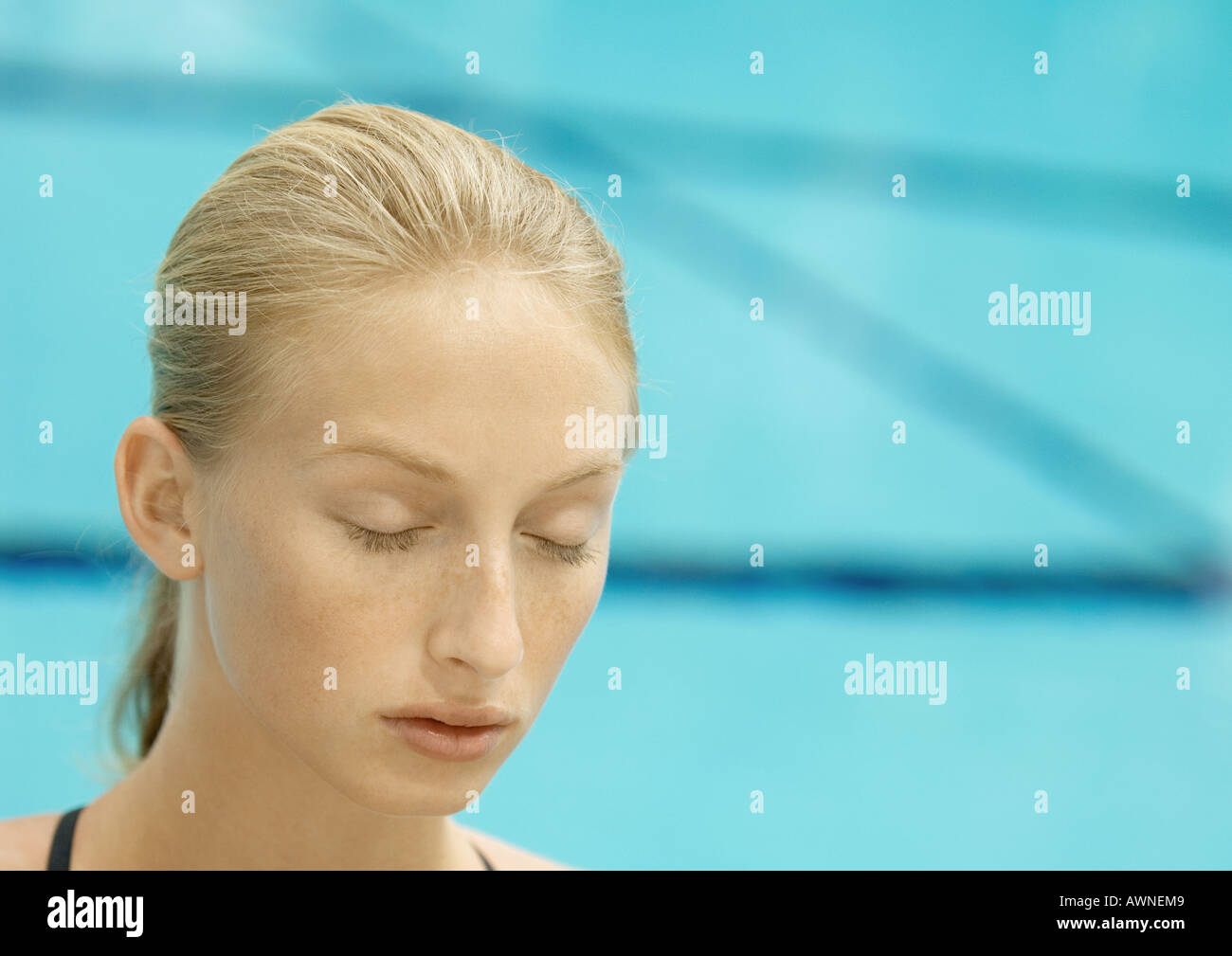 Frau, Augen geschlossen, Pool im Hintergrund Stockfoto