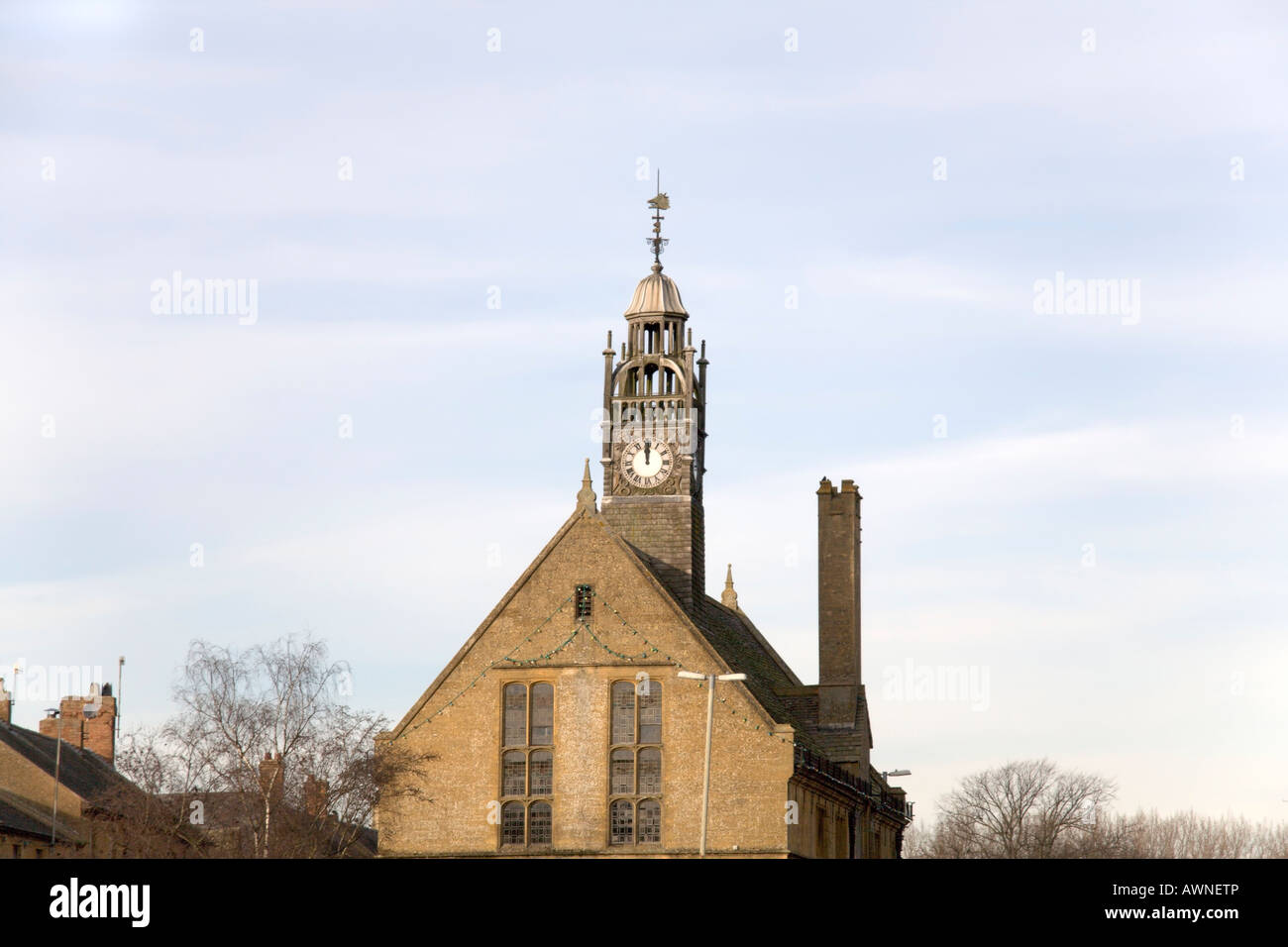 Uhrturm am Markt Halle Moreton in Marsh Hautpstraße Cotswolds Gloucestershire Midlands England Großbritannien Stockfoto