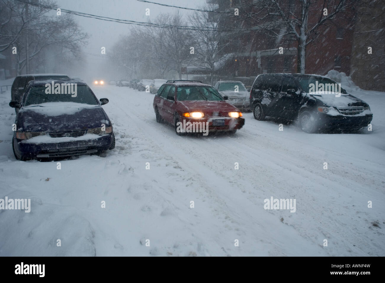 Eine Szene entlang Schnee gebunden Montreal Vorort Straße nach einem schweren Schneefall. Stockfoto