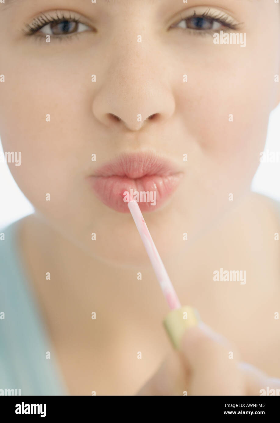 Teenager-Mädchen Lipgloss auftragen Stockfoto