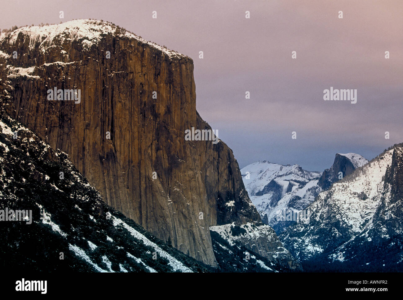 El Capitan, Half Dome, Links, Rechts, Yosemite Valley, Yosemite National Park, Kalifornien, USA, Nordamerika Stockfoto