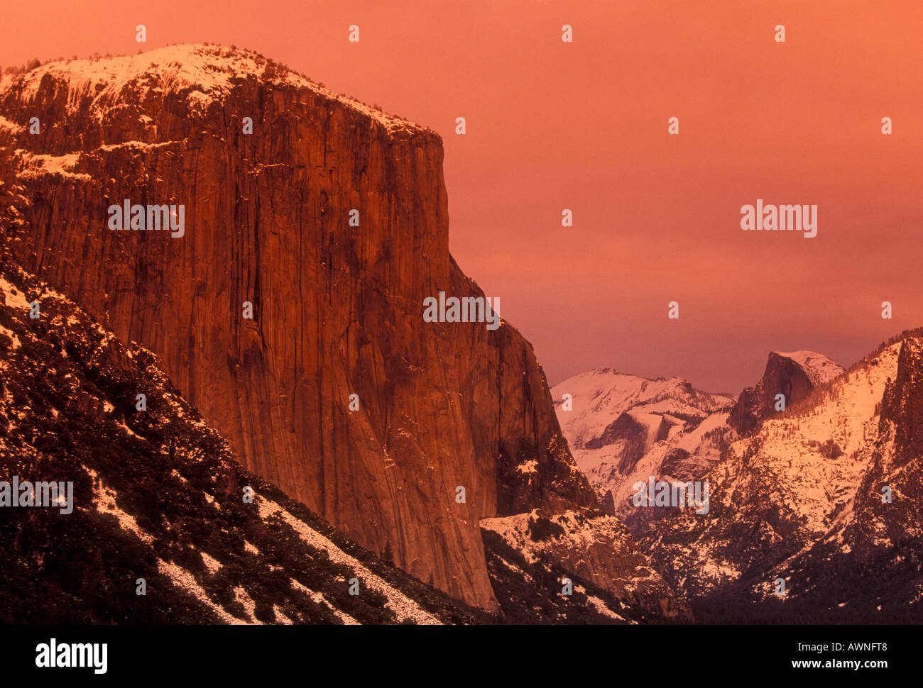 El Capitan, Half Dome, Links, Rechts, Yosemite Valley, Yosemite National Park, Kalifornien, USA, Nordamerika Stockfoto