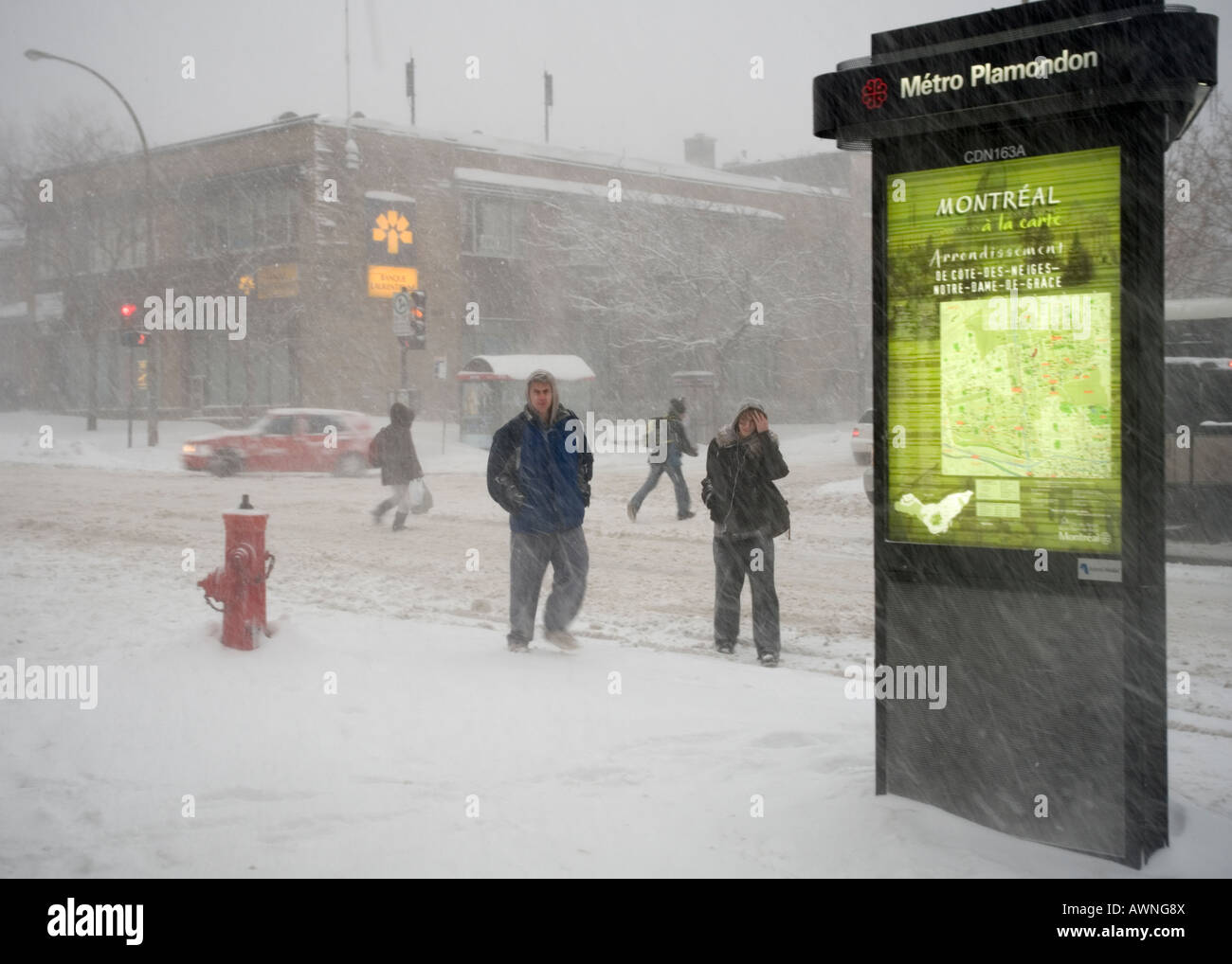 Fußgänger kämpfen gegen Wind und Schneetreiben auf 8. März 2008 in Montreal, Quebec, Kanada. Stockfoto