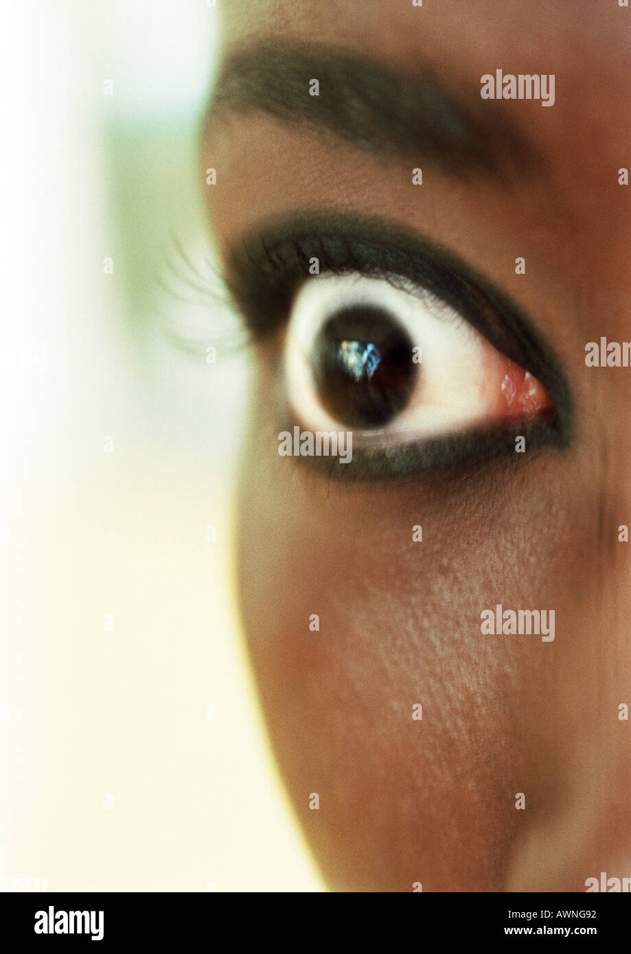 Teilansicht der Frau ins Gesicht, Augen weit offen, verschwommen. Stockfoto