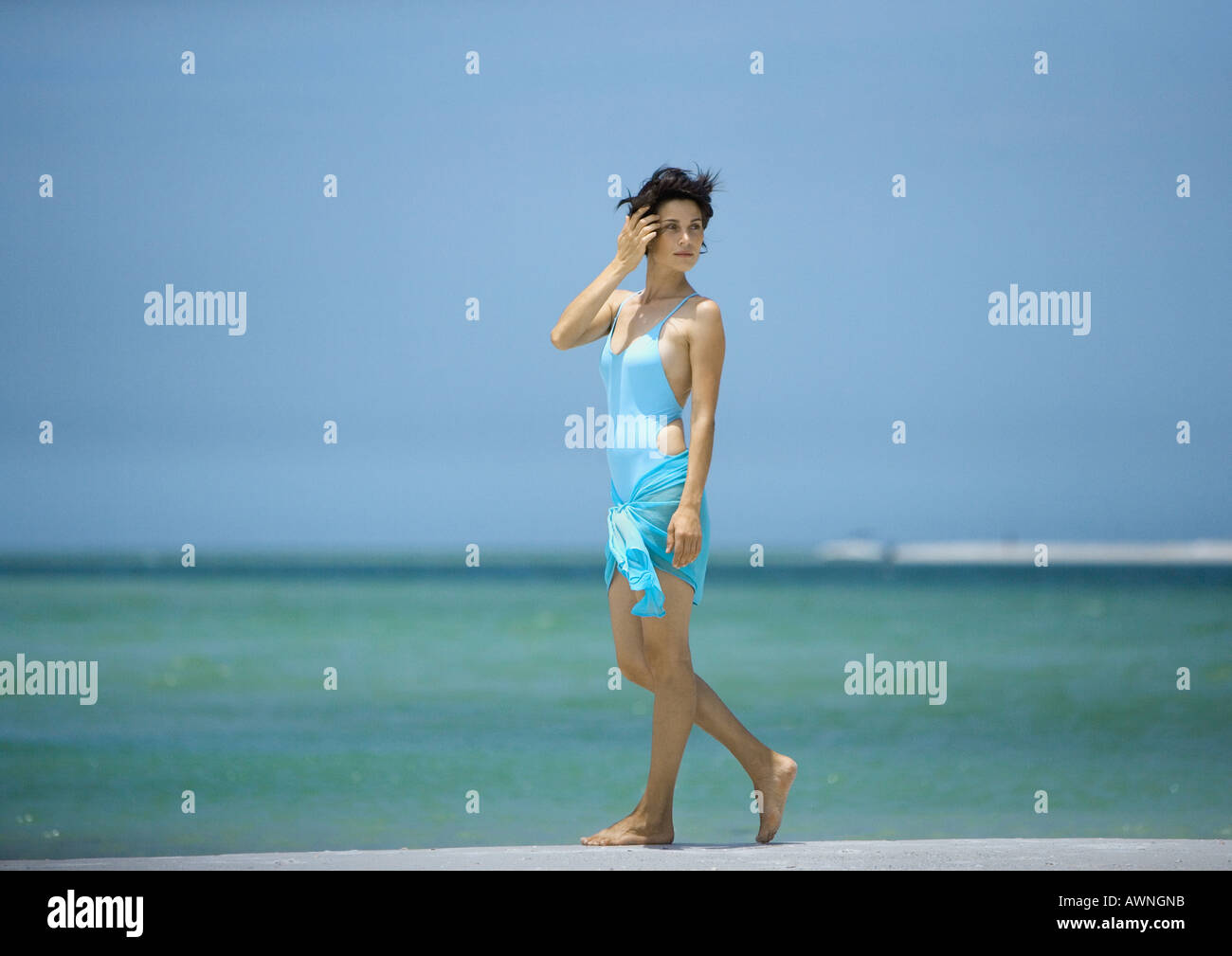 Frau zu Fuß am Strand Stockfoto