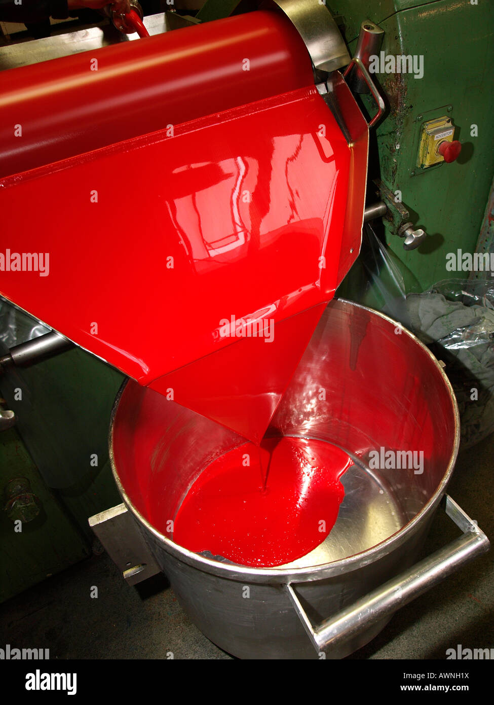 Roter Acrylfarbe gerollt in den Talens Lackfabrik in Apeldoorn Niederlande Stockfoto