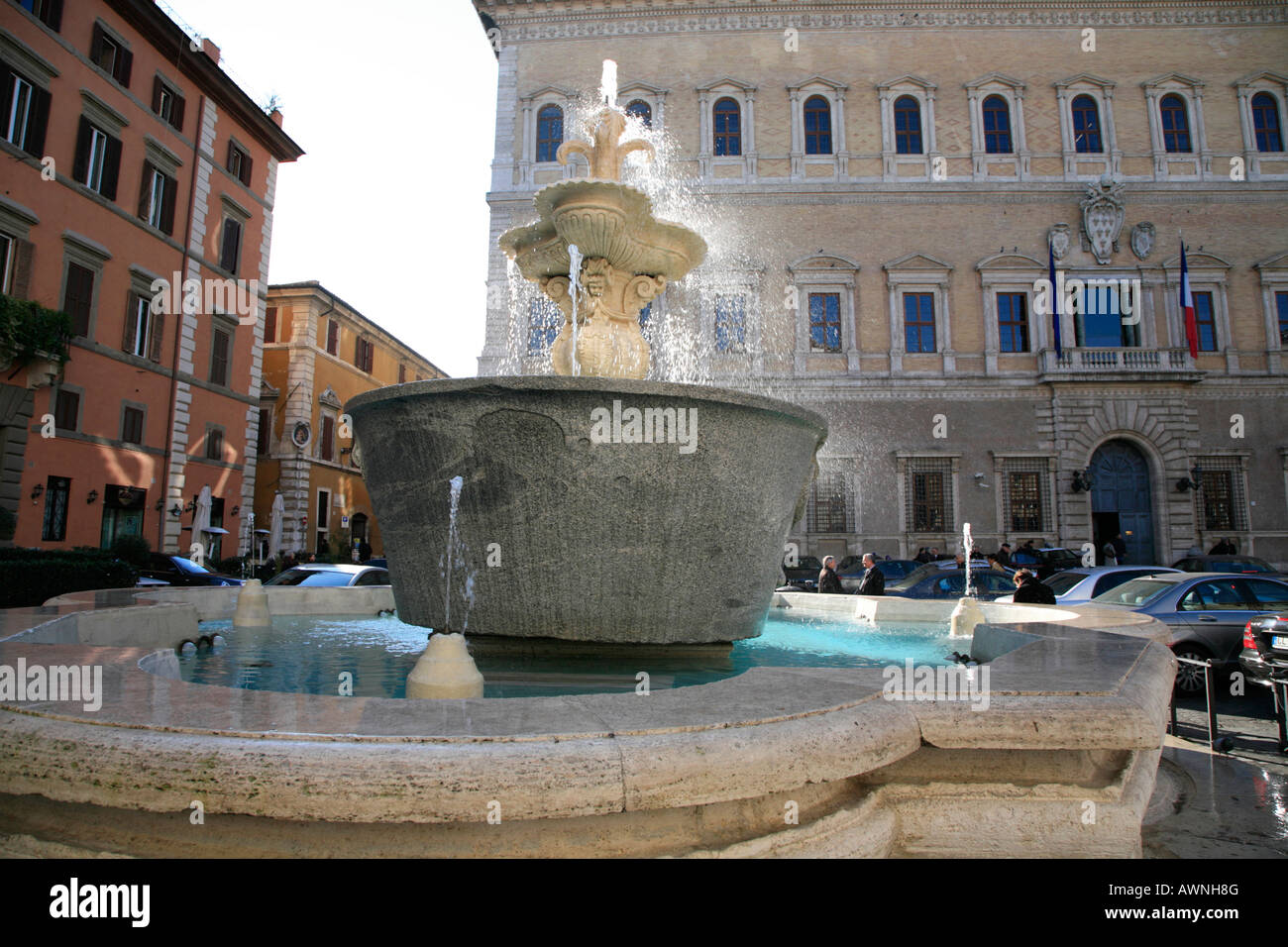 Brunnen Sie in Piazza Farnese Rom mit hinter Palazzo Farnese der französischen Botschaft. Stockfoto