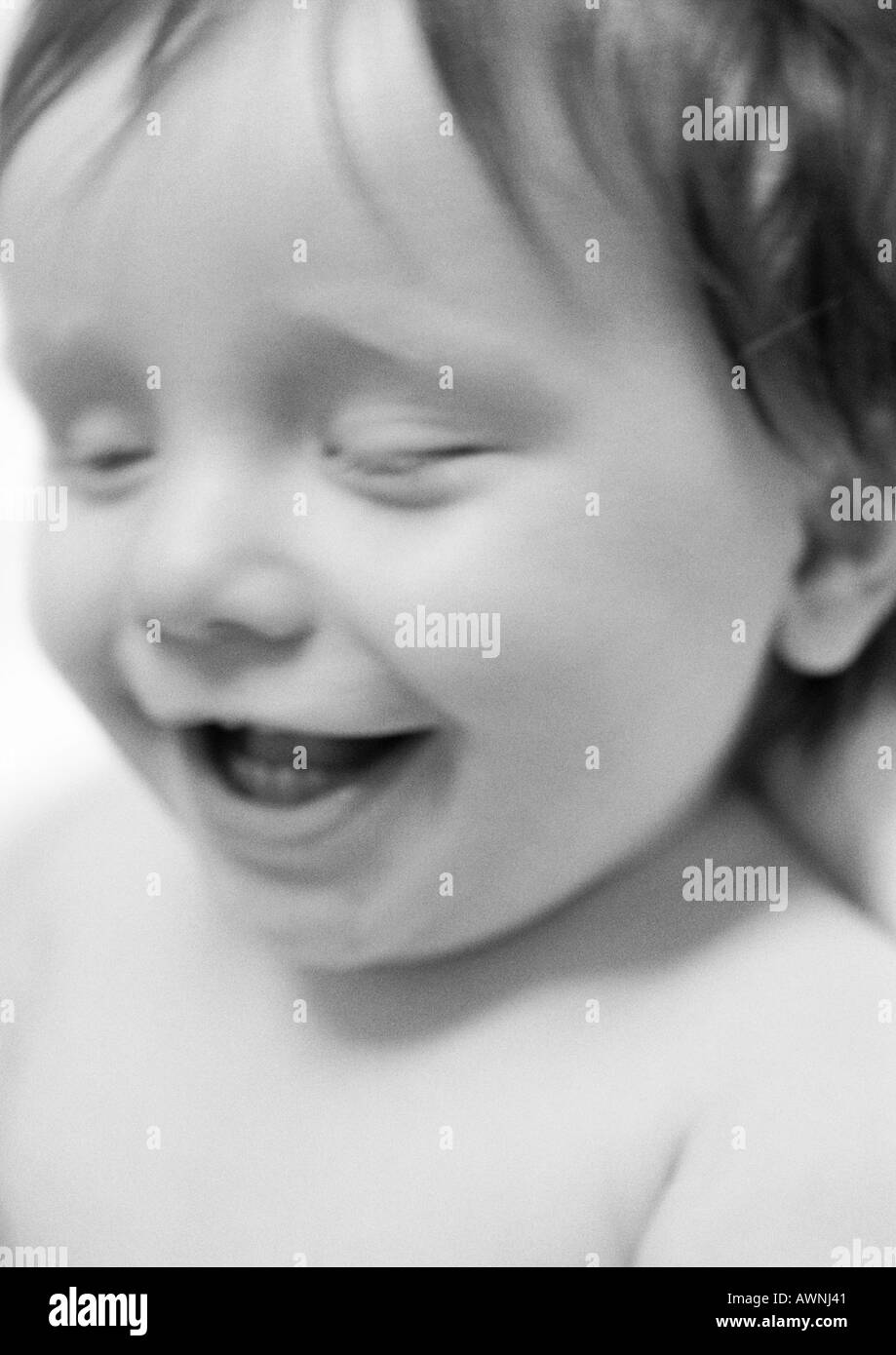 Baby lächelnd, verschwommenes, close-up, B&W. Stockfoto