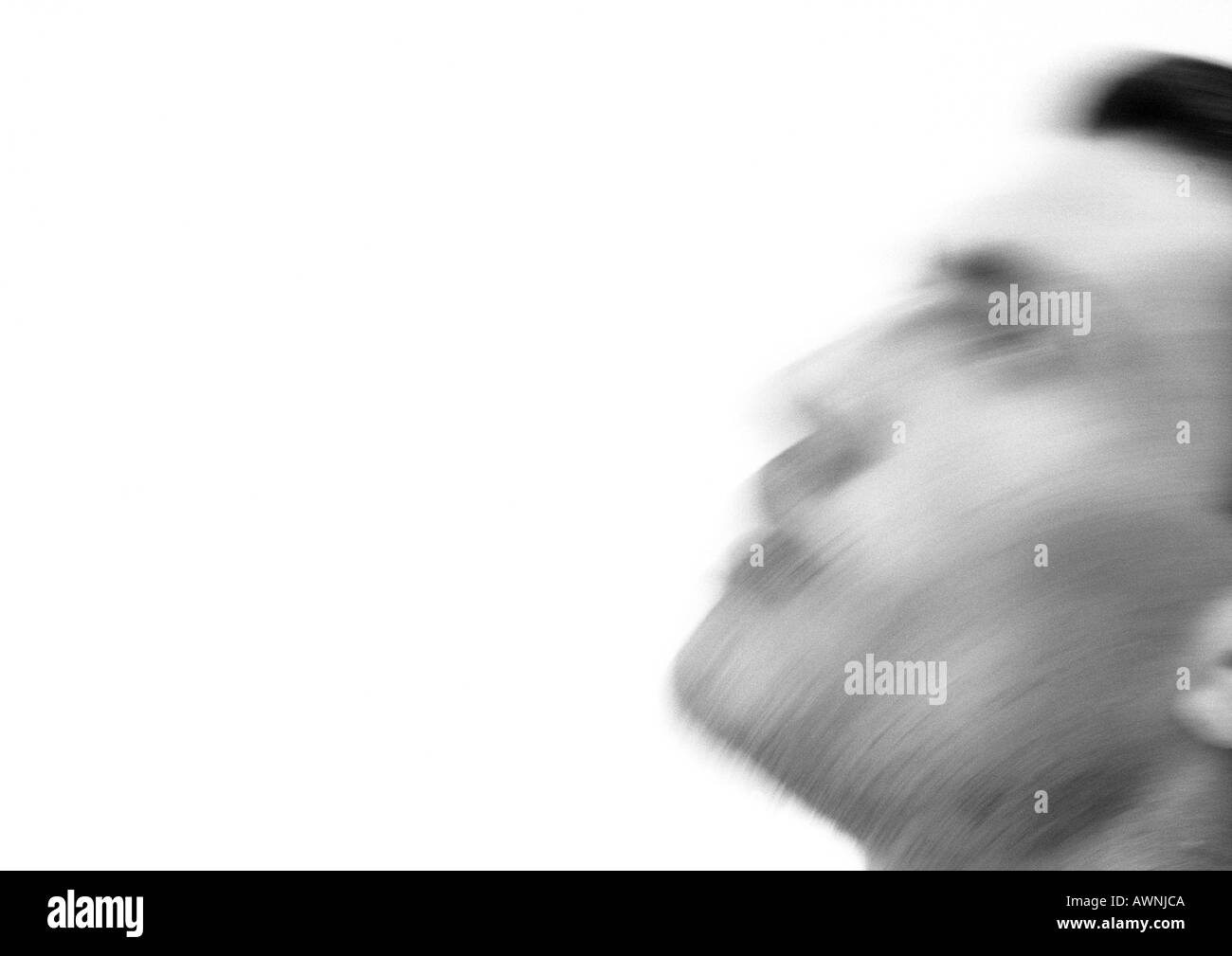 Männerkopf, Seitenansicht, verschwommen, close-up, schwarz und weiß. Stockfoto