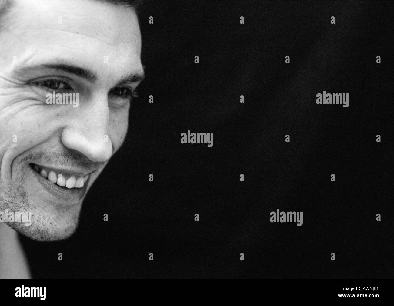 Mann lächelnd, close-up, schwarz und weiß. Stockfoto
