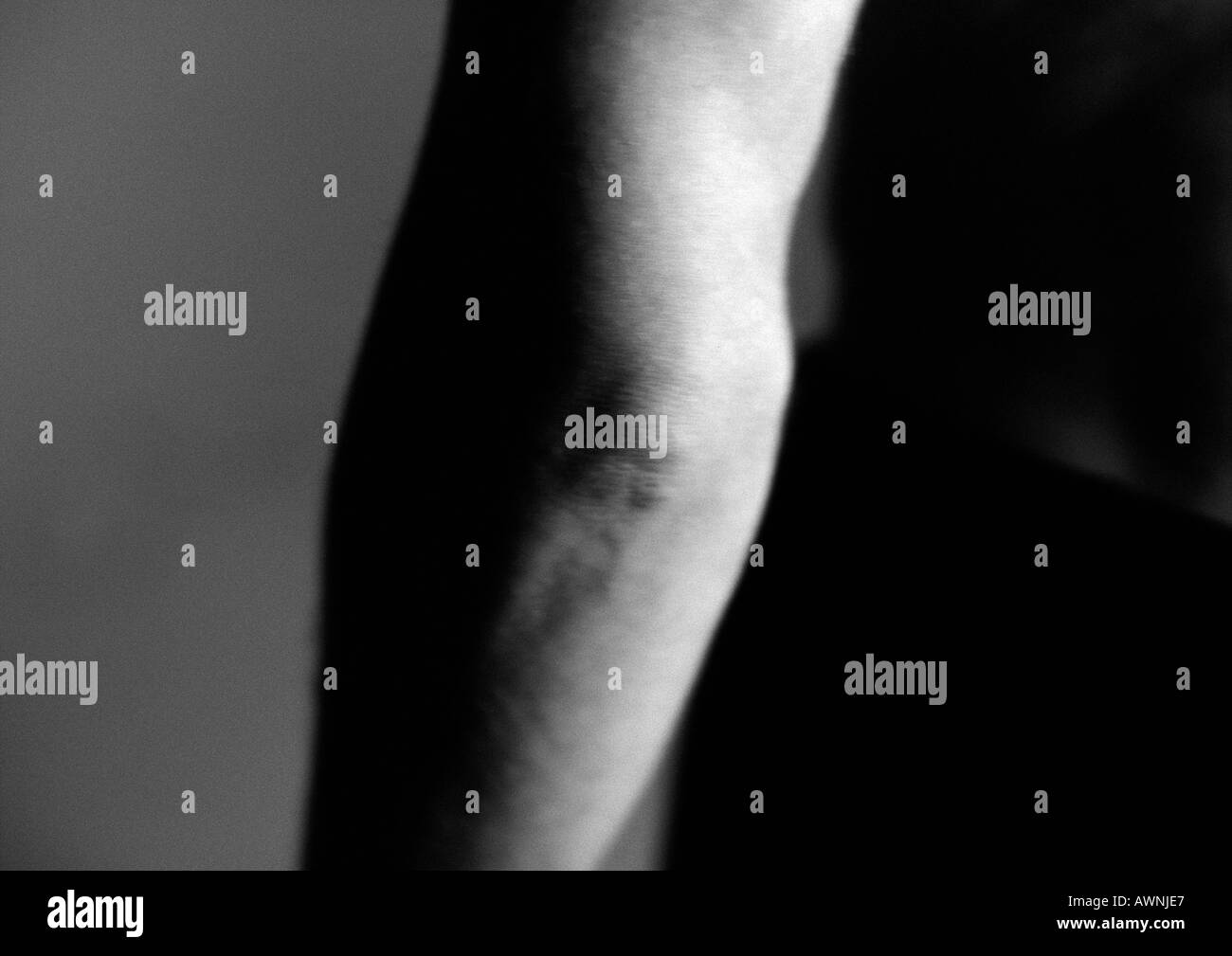 Mannes Ellenbogen, close-up, schwarz und weiß. Stockfoto