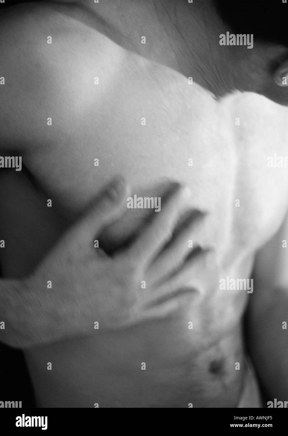 Nackte Mann berühren, Brust, verschwommen, Nahaufnahme, schwarz und weiß. Stockfoto