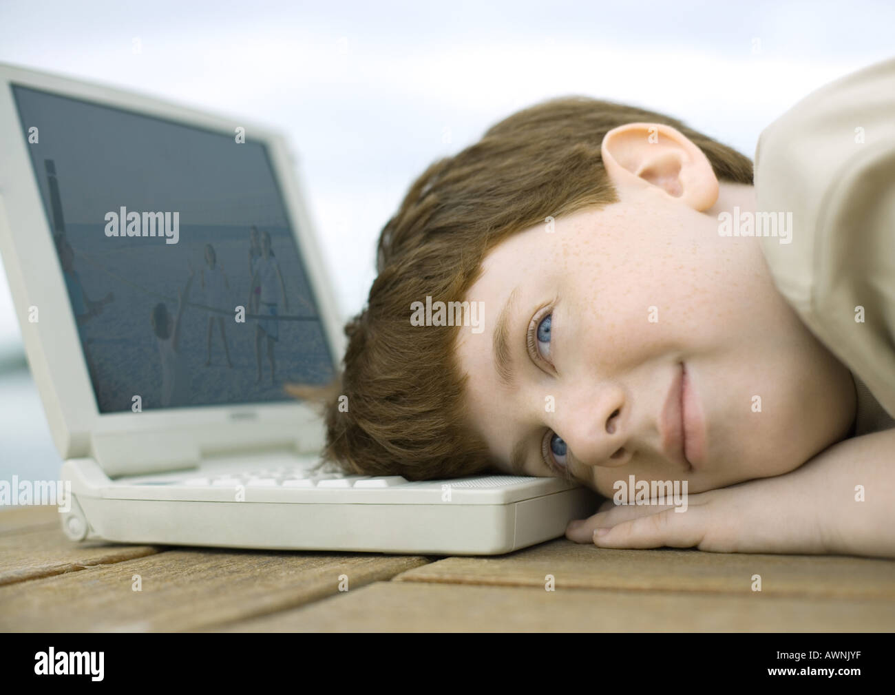 Junge Ruhe Kopf auf laptop Stockfoto