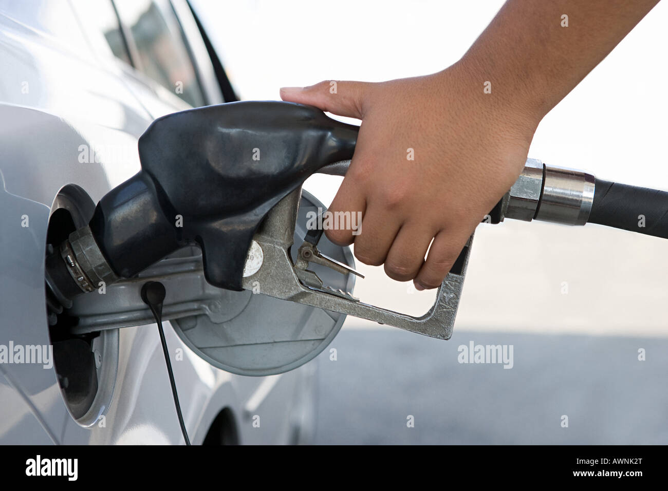 Eine Person, die einen Benzintank zu füllen Stockfoto