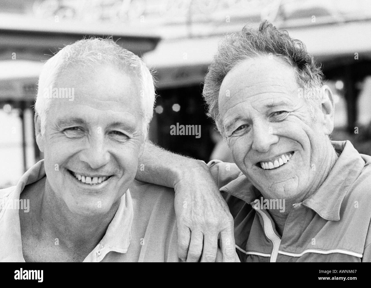Zwei ältere Männer Lächeln, Nahaufnahme, Porträt, B&W Stockfoto