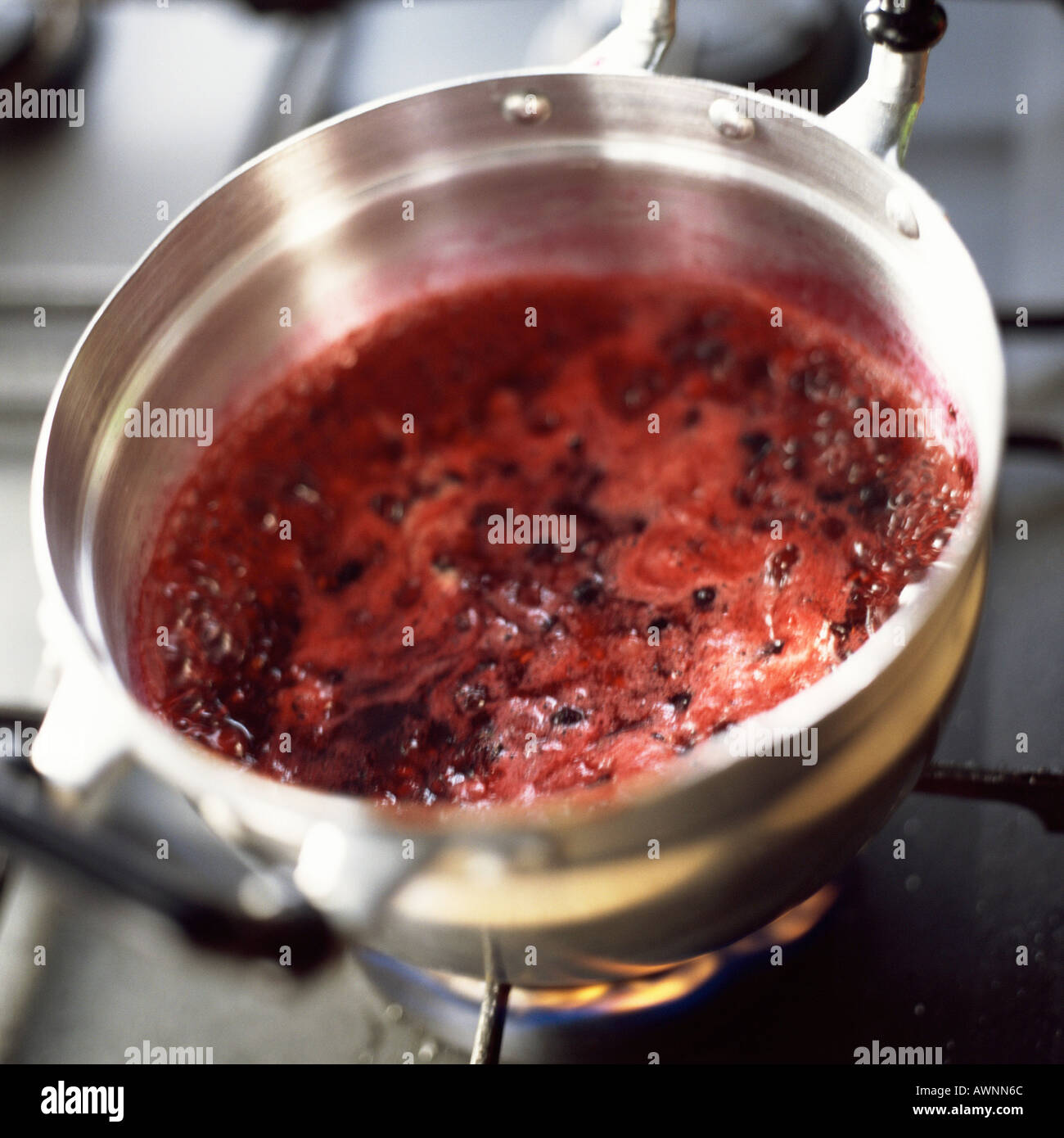 Nahaufnahme der Beeren wird in einem Topf auf dem Herd kochen Stockfoto