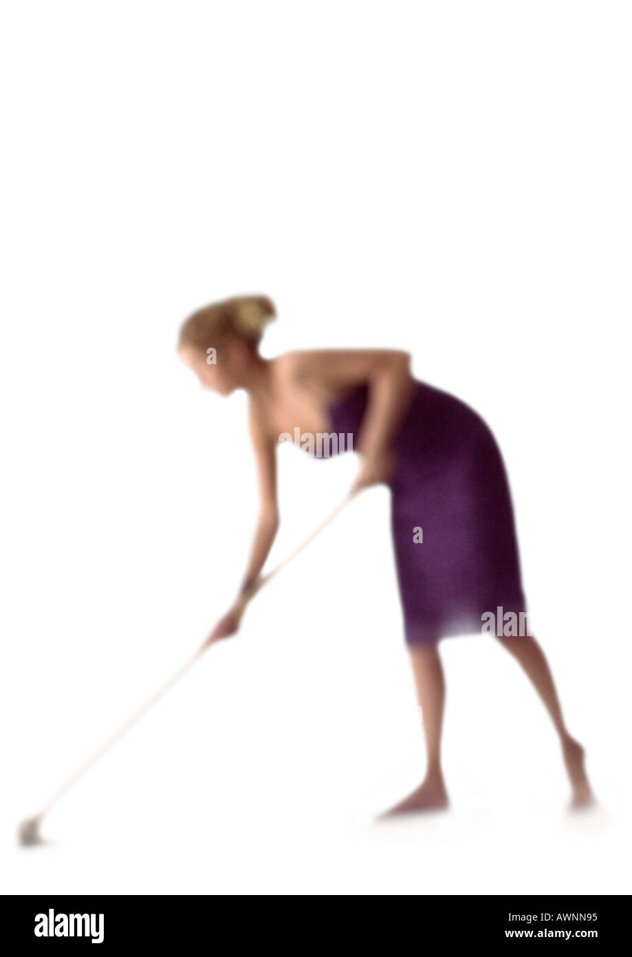 Silhouette der Frau wischen Boden, auf weißem Hintergrund unscharf gestellt Stockfoto