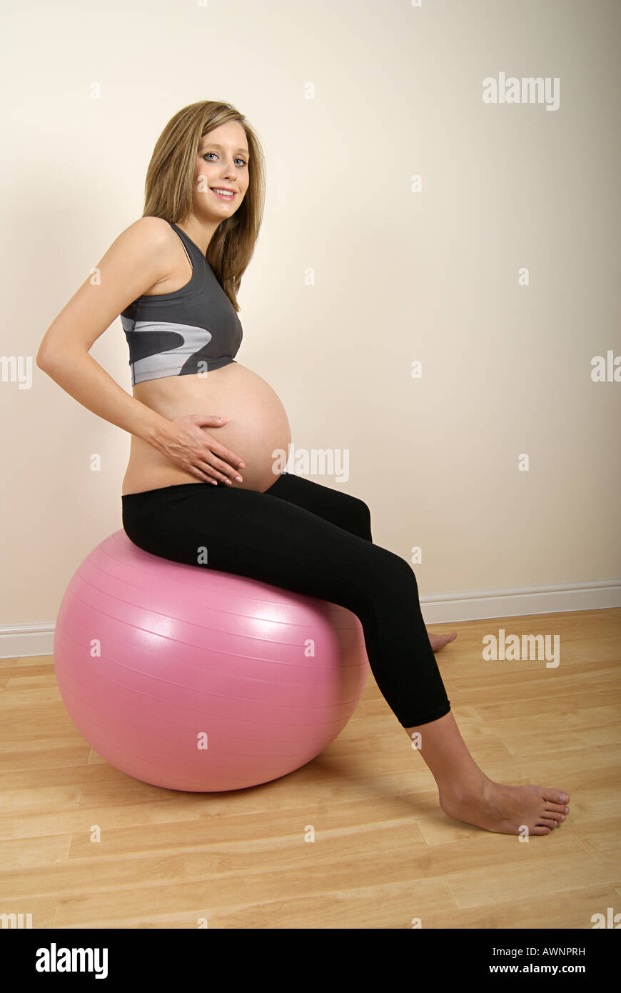 Schwangere Frau auf Gymnastikball Stockfotografie - Alamy
