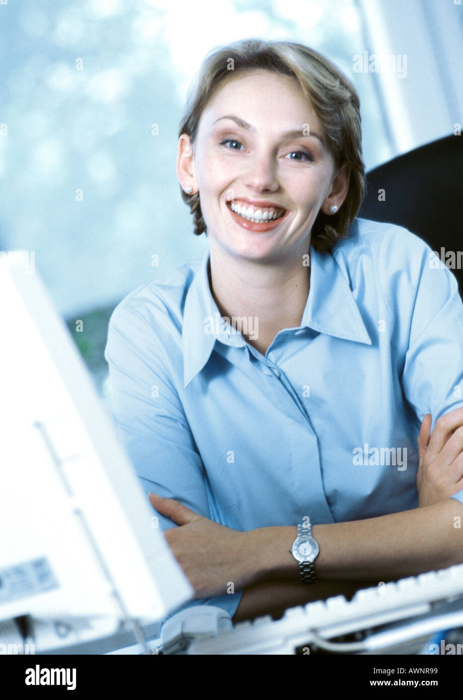 Geschäftsfrau am Schreibtisch, lächelnd in die Kamera, Porträt Stockfoto