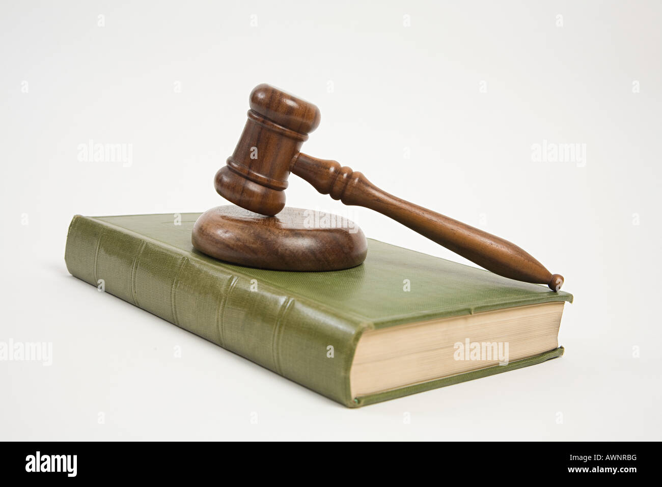 Ein Hammer auf ein Buch Stockfoto