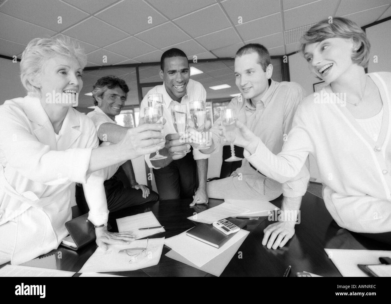 Gruppe von Unternehmen Menschen klirrende Gläser im Konferenz-Raum, B&W Stockfoto