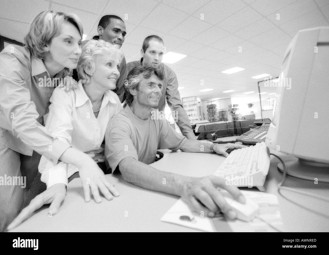 Gruppe der Geschäftsleute, die am Computer, B&W Stockfoto