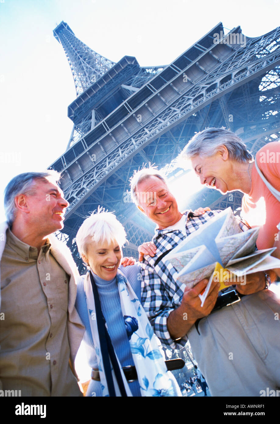 Frankreich, Paris, ältere Touristen Prüfung eine Landkarte vor Eiffelturm, niedrigen Winkel Ansicht Stockfoto