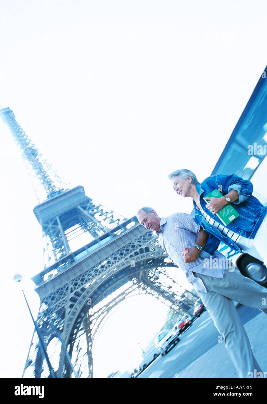 Frankreich, Paris, Reife Frau und Mann zu Fuß vor Eiffelturm Stockfoto