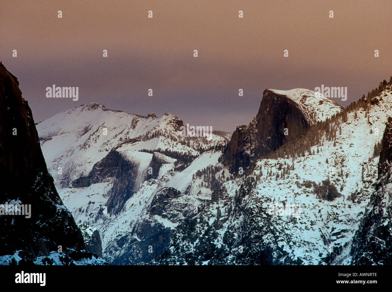 Halbe Kuppel aus betrachtet, Tunnel View, Yosemite-Nationalpark, Kalifornien Stockfoto